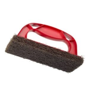 Poignée avec tampon abrasif noir Scotch brite.